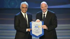 O presidente da Confederação Asiática de Futebol, o xeque Salman Bin Ibrahim Al-Khalifa, ao lado do presidente da Fifa, Gianni Infantino, durante a cerimônia de entrega dos prêmios anuais da AFC em 2023 em Seul (Coreia do Sul)