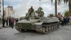 قوات الأمن السورية تقف فوق مركبة عسكرية بينما يتم نشر القوات بعد اندلاع اشتباكات خلال احتجاج قام به أفراد من الطائفة العلوية، 28 ديسمبر 2025.