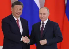 Putin cumprimenta o presidente Xi Jinping com um aperto de mãos