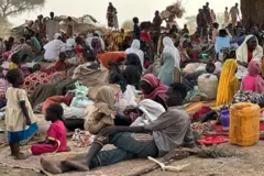 النازحون إلى مخيم زمزم أكبر مخيمات النازحين في السودان هربوا من جديد إلى المجهول بعد استهداف قوات الدعم السريع لمخيمهم والسيطرة عليه.