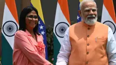 Delcy Rodríguez con el primer ministro indio, Narendra Modi.