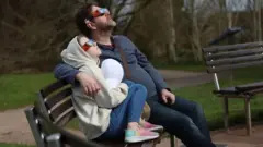 Pessoas em Keele, no Reino Unido, usaram proteção ocular para observar o eclipse parcial