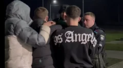 Молоді люди агресивно спілкуються з поліцією