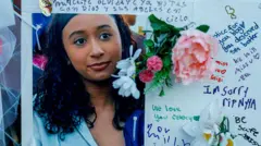 Foto de una mujer joven con largo cabello negro y ondulado, rodeada de mensajes escritos en español e inglés sobre una pizarra blanca, con flores sujetas en varios puntos.