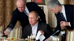 Yevgeny Prigozhin, à gauche de Vladimir Poutine