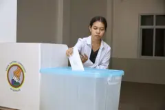 ကြိုတင်မဲထည့်နေတဲ့ တက္ကသိုလ်ကျောင်းသူတစ်ဦး 