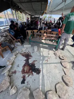 Mancha de sangue no local onde Odeh Hathaleen foi morto em Umm al-Khair, na Cisjordânia ocupada