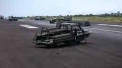 Ifoto y'imodoka ya gisirikare yahiriye mu muhanda w'indege ku kibuga cy'indege cya Goma nyuma y'imirwano yo mu mpera z'ukwezi kwa Mutarama uyu mwaka.