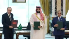 erdogan, muhamed bin salman i pakistanski premijer Šehbaz Šarif u saudijskom gradu Meki