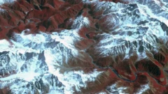 نمای هوایی از کوه‌های قهوه‌ای رنگ و نیمه برفی