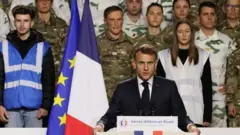Президент Франції Макрон на спільному фото із військовими 