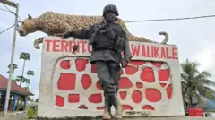 Ifoto ya Justin Gacheri Musanga, umwe mu bakuru ba M23, ku isangano ry'imihanda hagati muri Walikale-centre ku wa kane w'icyumweru gishize 