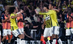 Üç fenerbahçeli oyuncu gol sevinci yaşıyor. Arkada taraftarlar da büyük sevinç içinde