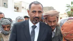 صورة أرشيفية لعيدروس الزبيدي (في الوسط)، بعد أن عُين محافظاً لعدن عام 2015.