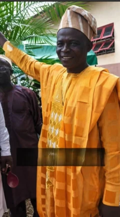 Garba Azeez wọ agbada toke tilẹ alawọ ofeefe, o de fila asọ oke Sanyan