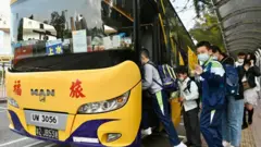 2023年2月7日，香港与中国大陆通关后，来往中港两地的跨境学童乘搭旅游巴。