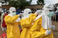 En Ouganda, le personnel de santé porte des vêtements de protection pour enterrer un patient atteint d'Ebola