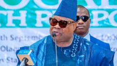 Gomina Ademola Adeleke wọ agbada ati fila alawọ buluu