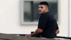 ஆஸ்திரேலியாவில் துப்பாக்கிச் சூடு, சிட்னி கடற்கரையில் துப்பாக்கிச் சூடு, தந்தை - மகன் யார்? முழு பின்னணி