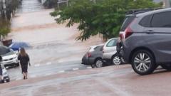 Mulher caminhando na rua com guarda-chuva; na frente dela, está grande volumefundo de bonus restrito sportingbetágua