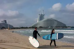Surfistas em uma praia de Dubai