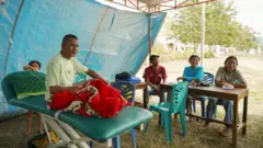 Pasien menjalani perawatan di tenda darurat Puskesmas Nanga Terang, Boleng, Manggarai Barat, Nusa Tenggara Timur, Kamis (20/08).