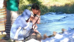 ဗုံးကြဲမှုမှာ သေဆုံးသူတွေရဲ့ ကျန်ရစ်သူ မိသားစုဝင်တွေ 