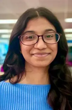 Uma jovem usando óculos