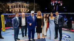 Prezydent USA Donald Trump, pierwsza dama Melania Trump, szef organizacji Ultimate Fighting Championship (UFC) Dana White oraz zaproszeni goście oglądali walki podczas gali UFC Freedom250, która odbyła się na South Lawn przy Białym Domu w Waszyngtonie w nocy z niedzieli na poniedziałek.
