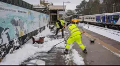 Workers dey pack snow from roads