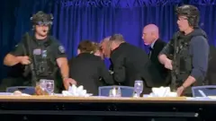 Prezydent USA Donald Trump jest wyprowadzany pod eskortą po tym, jak mężczyzna otworzył ogień podczas dorocznej kolacji Stowarzyszenia Korespondentów Białego Domu w Waszyngtonie