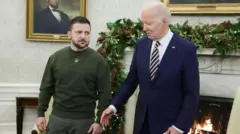 Zelensky (ibumoso) na Biden muri White House