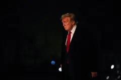 ترامپ بعد از پیاده شدن از هواپیمای ایرفورس‌وان در میامی