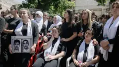 Dürzilerin yaşadığı kasabaya yapılan saldırıda ölen çocukların cenaze töreninde kadınlar