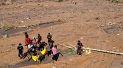 'Mama saya meninggal dalam keadaan salat' - Akhir perjuangan anak mencari sang ibu yang hilang di tengah banjir bandang Sumbar