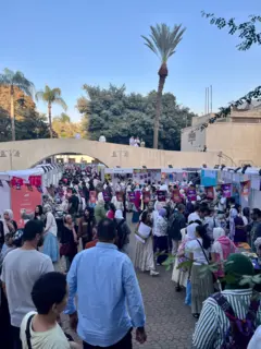 عدد من الزائرين ضمن مهرجان كايروكوميكس.