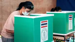 Cử tri bỏ phiếu tại các buồng bầu cử trong cuộc bầu cử sớm vào ngày 1/2/2026