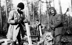 Cette image semble montrer Benito Mussolini servant comme soldat pendant la Première Guerre mondiale.