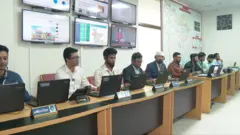 নির্বাচন কমিশনের আইন শৃঙ্খলা সমন্বয় সেলে কাজ করছে কর্মকর্তারা