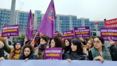 Kadınlar mor dövizlerde Çocuk İstismarını Aklatmayacağız yazılarıyla eylemde. 