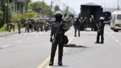 Miembros de las Fuerzas Armadas en una carretera