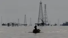 Pozos petroleros en el Lago de Maracaibo.