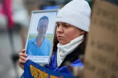 Một người phụ nữ cầm bức chân dung và kêu gọi trả tự do cho các binh sĩ Ukraine đang bị Nga giam giữ, trong một cuộc biểu tình tại Kyiv, Ukraine, ngày 4/1/2026.