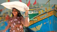 પૂરતાં પ્રમાણમાં માછલીઓ ન મળવાનાં કારણે સપનાબેન માછી પાંચ કરતા વધુ વર્ષથી મજૂર તરીકે કામ કરી રહ્યાં છે માછીમાર, મજૂર માછલી રોજગારી પ્રદૂષણ ક્લાઇમેટ ચેન્જ જળવાયુ પરિવર્તન આબોહવા પરિવર્તન પર્યાવરણ પાણી