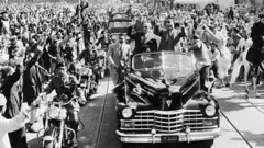حشود تحيط بالسيارة التي يستقلها الرئيس المصري جمال عبد الناصر (إلى اليمين) والرئيس السوري شكري القوتلي وهما يتجهان للتوقيع على الأوراق النهائية لاندماج مصر وسوريا في دولة عربية موحدة.
