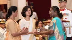 पांच जुलाई को अंशुमान सिंह की मां मंजू सिंह और पत्नी स्मृति ने राष्ट्रपति द्रौपदी मुर्मू से कीर्ति चक्र स्वीकार किया. 
