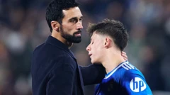 Maç sonu üzüntü yaşayan Arda'yı hocası eliyle teselli ediyor.