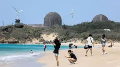 台湾南部恒春沙滩邻近第三核能发电厂。