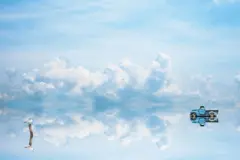 Cielo reflejado en el agua y horizonte
