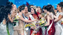 Fátima Bosch es felicitada por numerosas participantes al ser coronada como Miss Universo